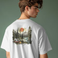 Göl kenarında karavan ve kamp t-shirtü