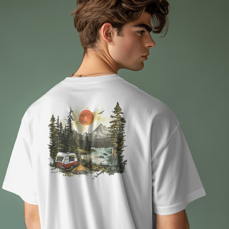 Göl kenarında karavan ve kamp t-shirtü